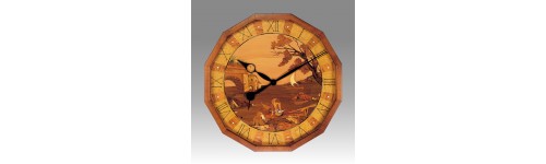 Wall clock with quartz movement